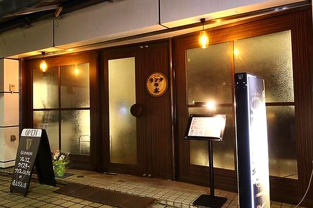 夜の外観と入口